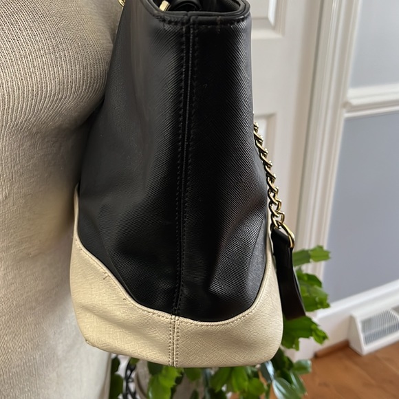 Kenneth Cole Reaction Pocketbook with Good Chain straps - Picture 5 of 9